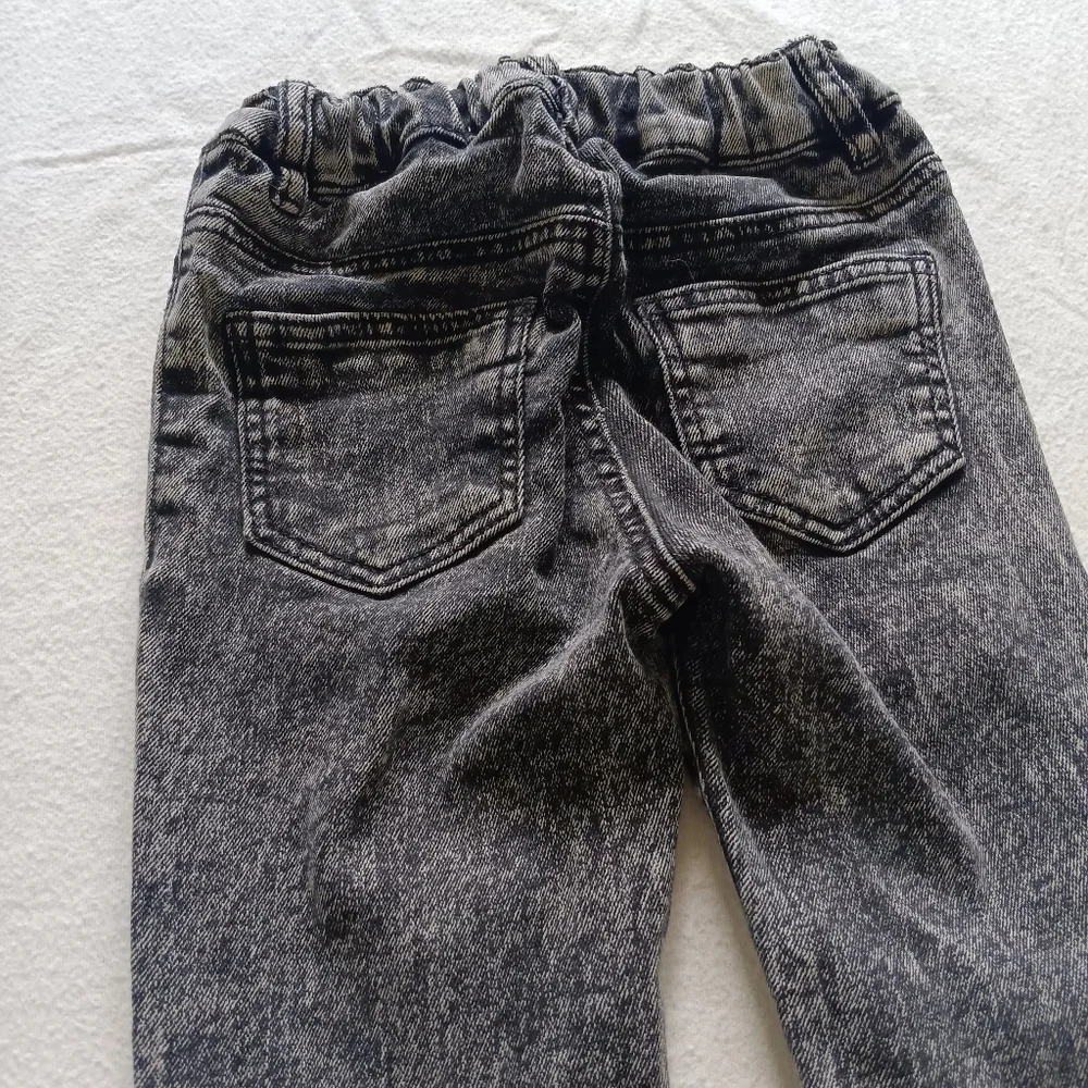 H&M Sz 3-4T Gray Skinny Jeans with Distressed Pattern Re